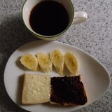 プラムジャム＆バター食パンとバナナとコーヒーの朝食